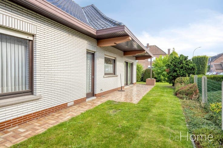 Detached home with plenty of potential in a prime location!