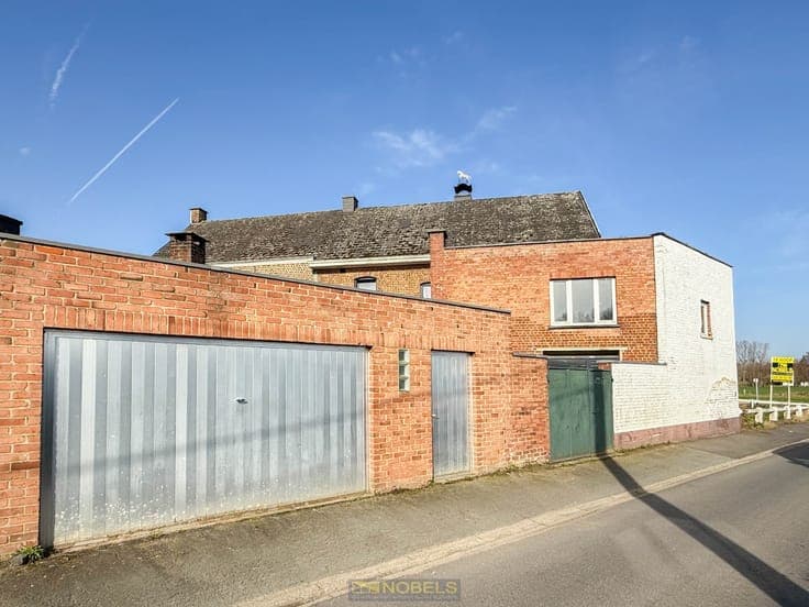 Te koop, polyvalent handelshuis met woonst en garage te B...