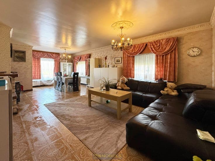 Te koop, polyvalent handelshuis met woonst en garage te B...
