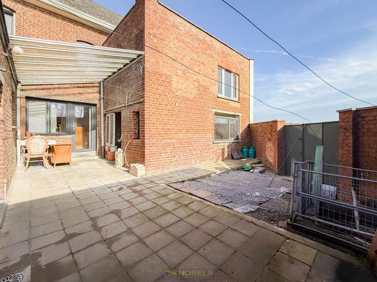 Te koop, polyvalent handelshuis met woonst en garage te B...