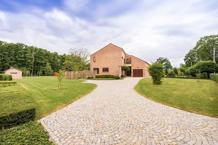 Exceptional villa with private woods on a 4,350 m² lot