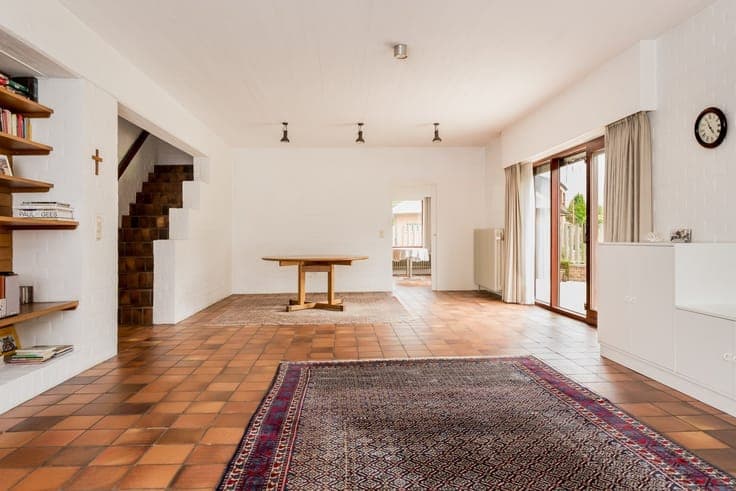 Exceptional villa with private woods on a 4,350 m² lot