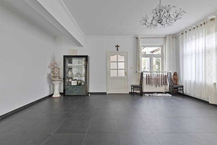 Spacious house with 4 bedrooms, porch and garden