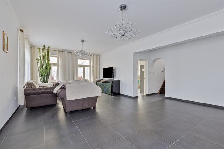 Spacious house with 4 bedrooms, porch and garden