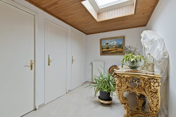 Spacious house with 4 bedrooms, porch and garden