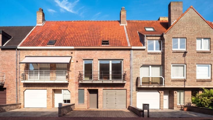 Rustig gelegen bel-etage woning met heel grote garage, op...
