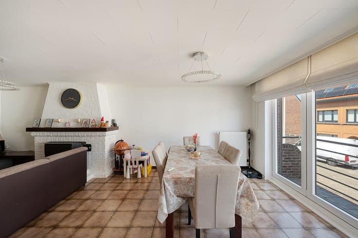 Rustig gelegen bel-etage woning met heel grote garage, op...