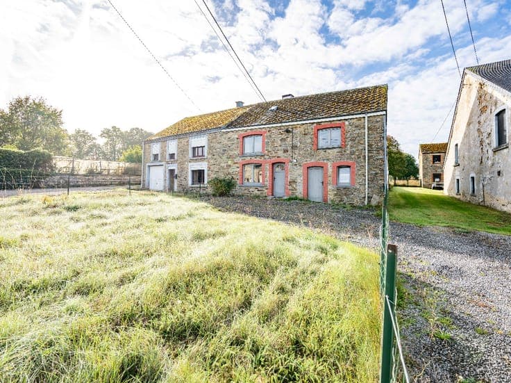 Three-sided house with a 6-are garden in Vesqueville