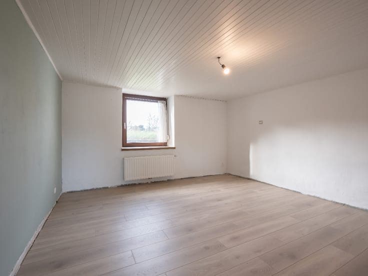 Three-sided house with a 6-are garden in Vesqueville