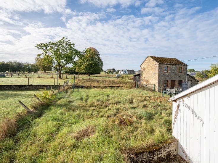 Three-sided house with a 6-are garden in Vesqueville