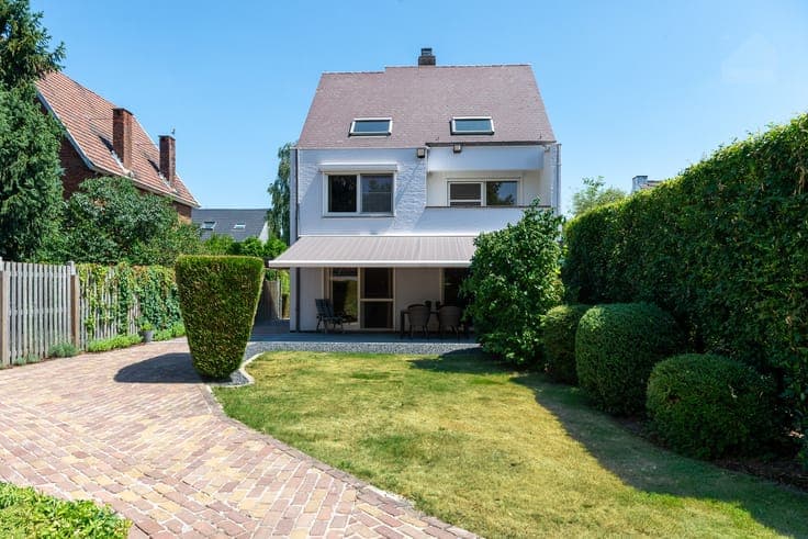Instapklare gezinswoning met 5 slaapkamers, grote garage ...