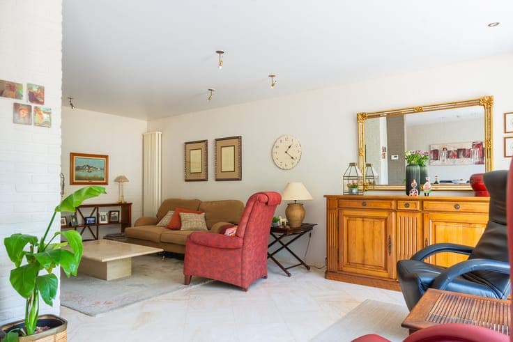 Instapklare gezinswoning met 5 slaapkamers, grote garage ...