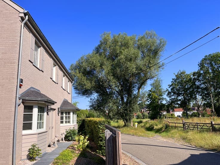A QUIET, upmarket villa, nice plot 6,700 m2 (park, meadow)