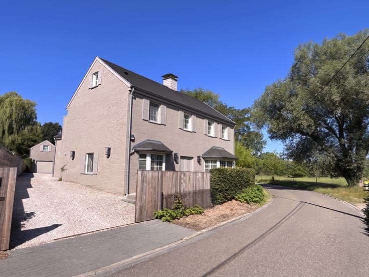 A QUIET, upmarket villa, nice plot 6,700 m2 (park, meadow)