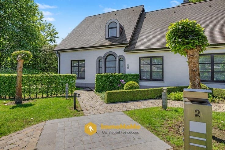 STIJLVOLLE VILLA OP 10.397m2 MET AANGELEGDE PARKTUIN - TE...