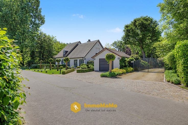 STIJLVOLLE VILLA OP 10.397m2 MET AANGELEGDE PARKTUIN - TE...