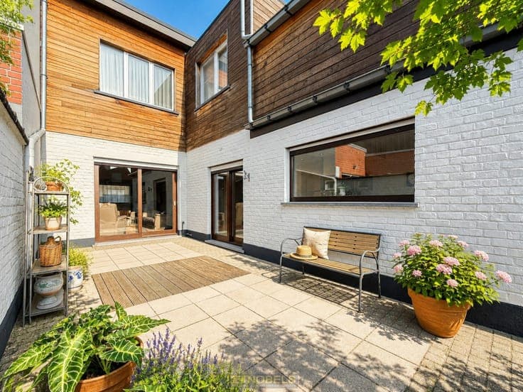 Te koop, instapklare stadswoning met garage en zonnige tuin