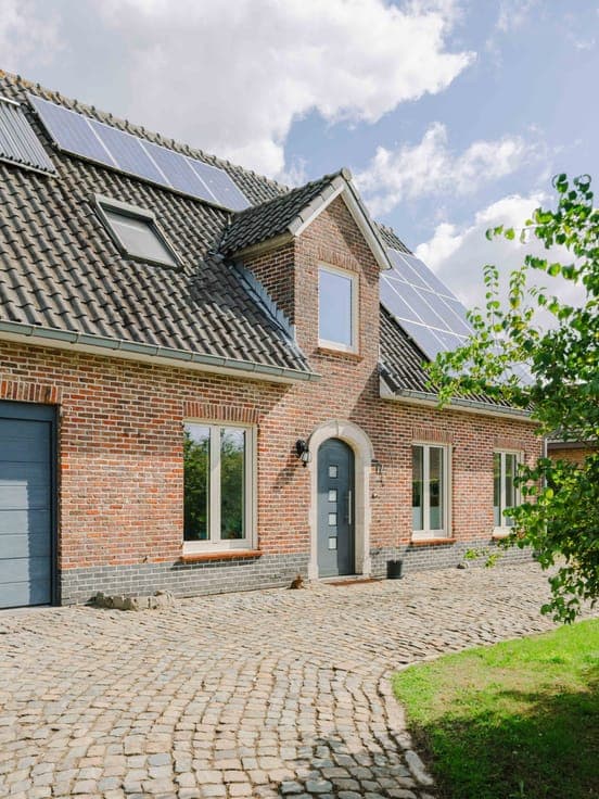 Ruime woning met moderne uitbouw en groene tuin