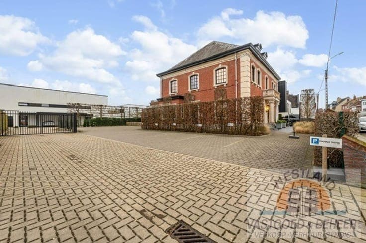 Statig handelspand met 2 mogelijke woonentiteiten, 5 park...