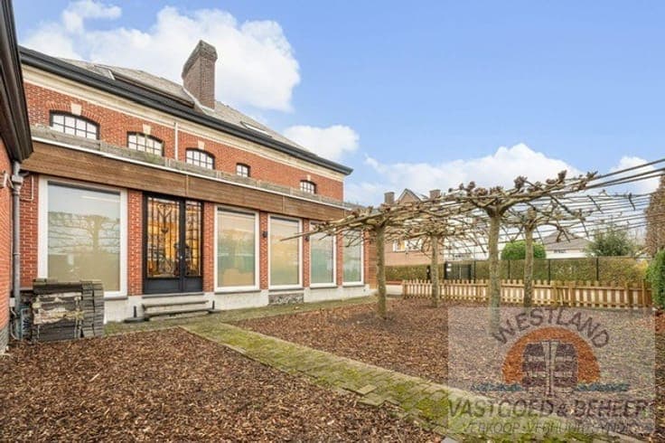 Statig handelspand met 2 mogelijke woonentiteiten, 5 park...