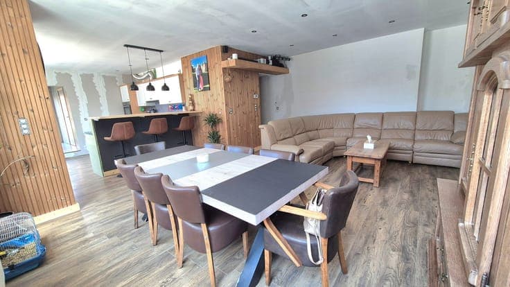 Ruime gezinswoning met 4 slaapkamers, terras en dakterras...