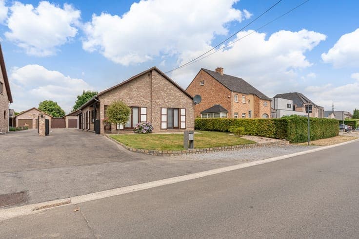 Rustig gelegen open bebouwing met 4 slaapkamers, ruime tu...