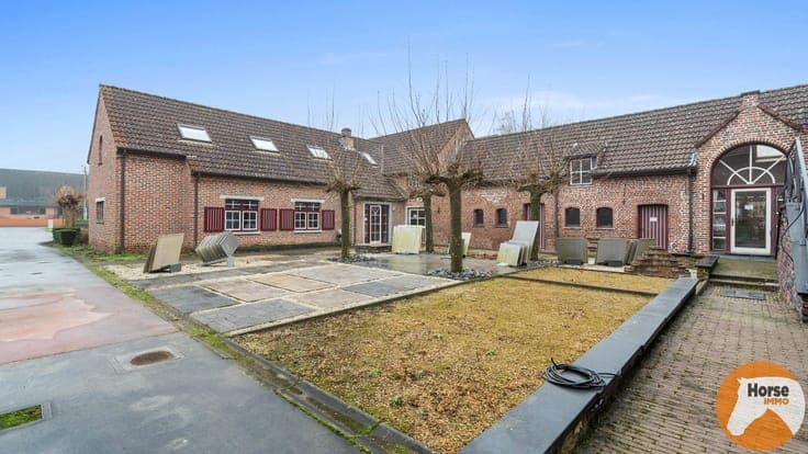TOLLEMBEEK - Prachtige woning met 3 loodsen op +-2,9ha.