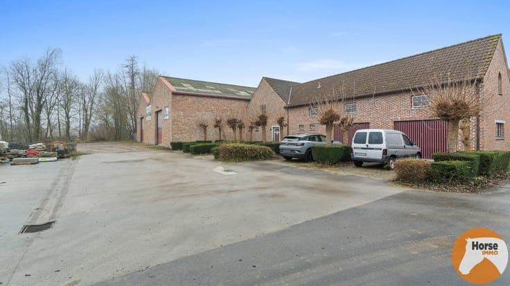 TOLLEMBEEK - Prachtige woning met 3 loodsen op +-2,9ha.