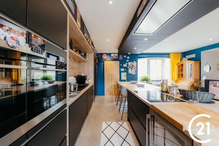 MAISON RENOVEE 273m² - Pierre, lumière et cour-jardin