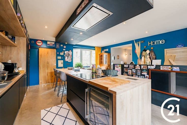 MAISON RENOVEE 273m² - Pierre, lumière et cour-jardin