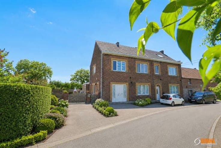 Semi-detached house with garage and garden!