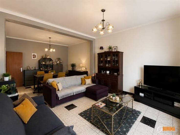 Semi-detached house with garage and garden!