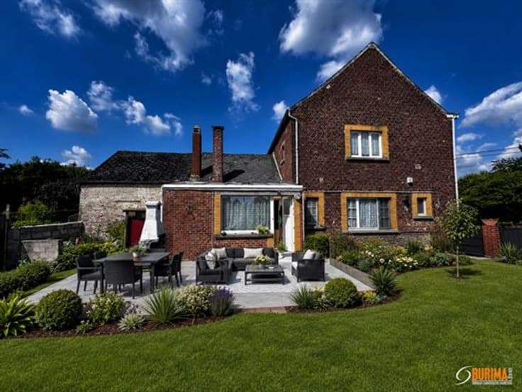 Semi-detached house with garage and garden!