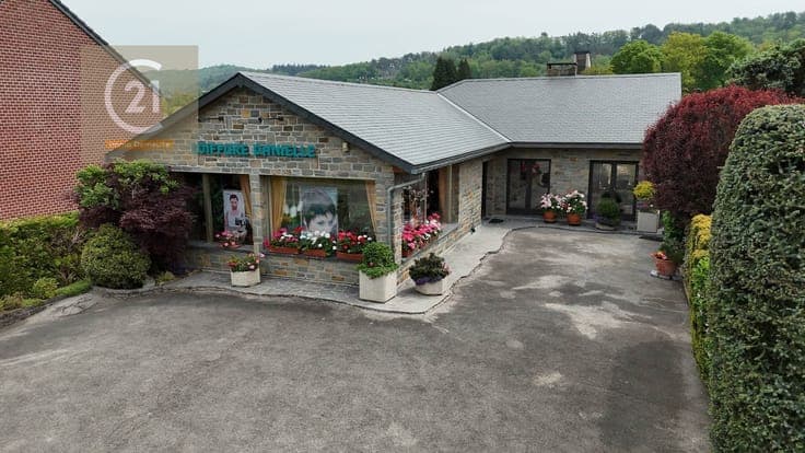 MAGNIFIQUE maison d'habitation avec commerce