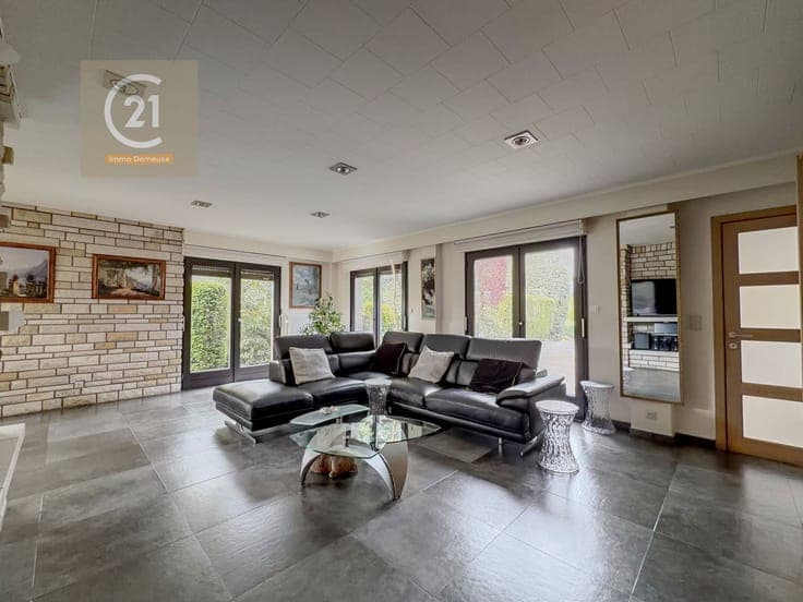 MAGNIFIQUE maison d'habitation avec commerce