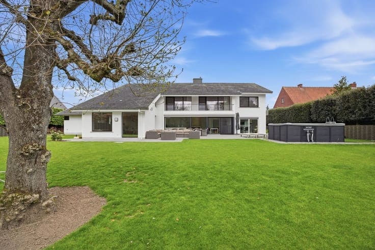 Exclusieve en veelzijdige villa op een perceel van 1.988 ...
