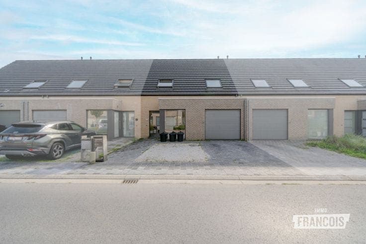Energy-efficient 3-bedroom home with sunny garden and garag…