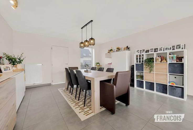 Energy-efficient 3-bedroom home with sunny garden and garag…