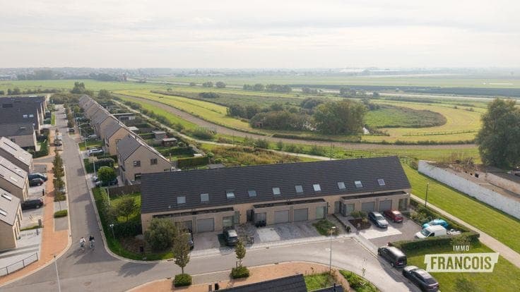 Energy-efficient 3-bedroom home with sunny garden and garag…