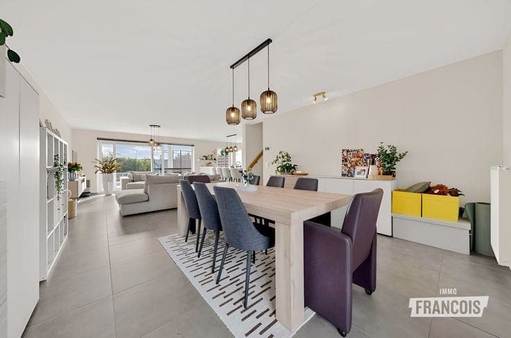 Energy-efficient 3-bedroom home with sunny garden and garag…