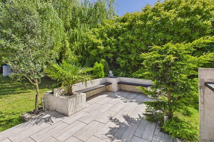 Beautiful semi-detached bungalow with 5 bedrooms and 2 bathr