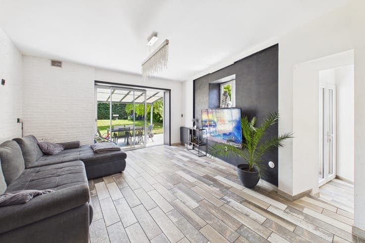 Beautiful semi-detached bungalow with 5 bedrooms and 2 bathr