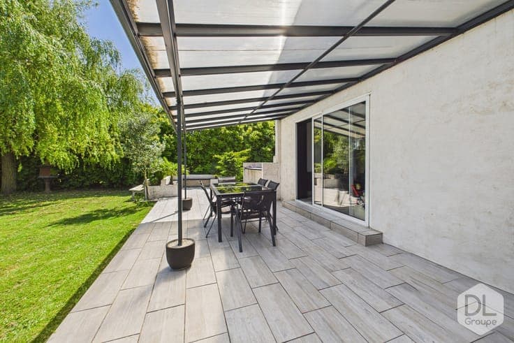 Beautiful semi-detached bungalow with 5 bedrooms and 2 bathr