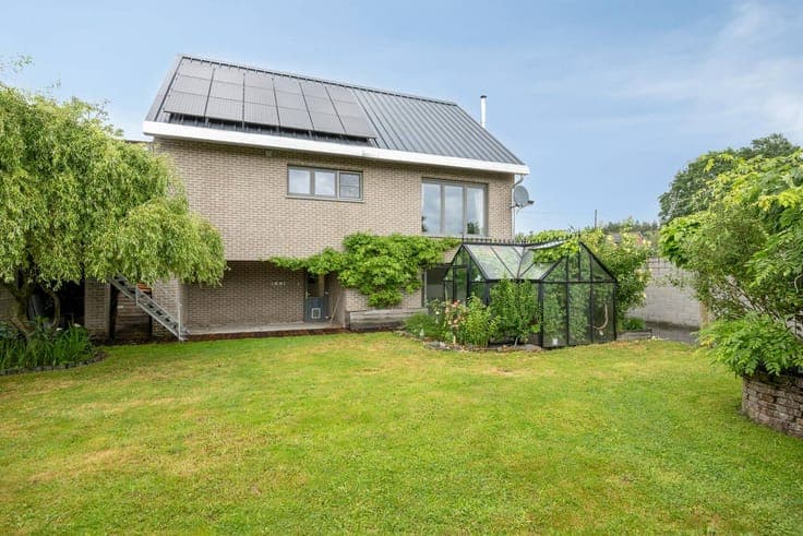 Recent home with a beautiful garden and the possibility of 2
