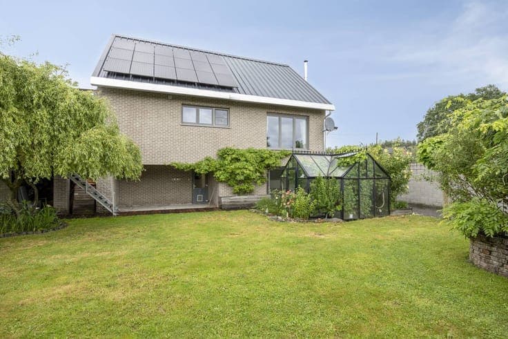 Recent home with a beautiful garden and the possibility of 2