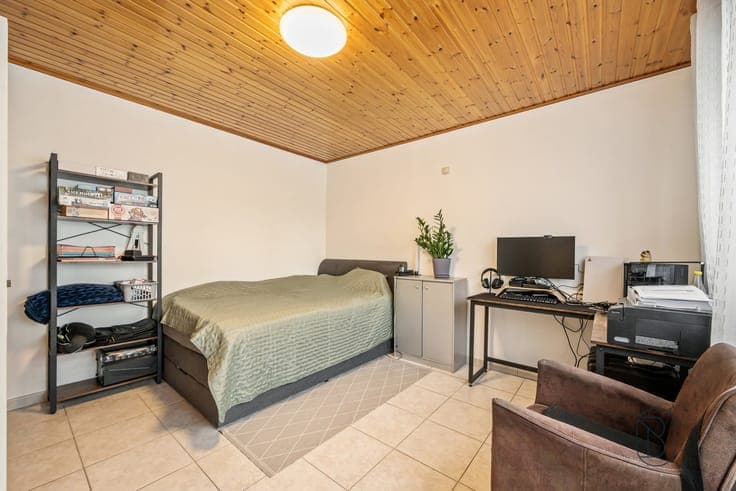 Spacious 6-bedroom house with garage and garden