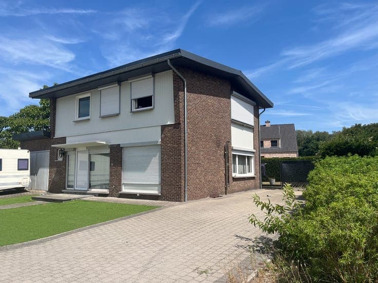Ruime gezinswoning met 3 grote slpks op een hoekperceel. ...