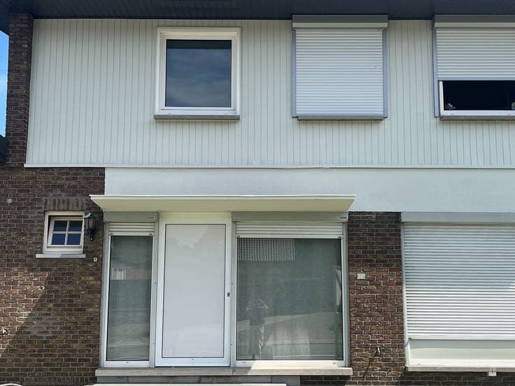 Ruime gezinswoning met 3 grote slpks op een hoekperceel. ...