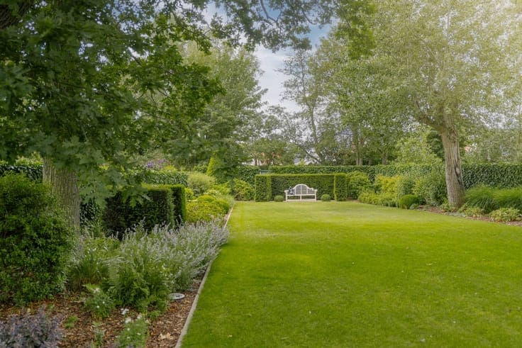 Exclusive ready-to-move-in villa with spacious garden in Oos