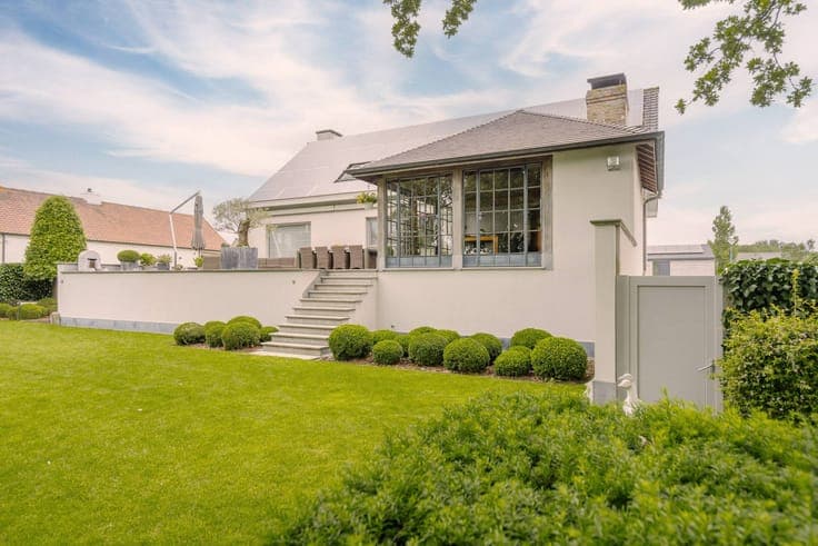 Exclusive ready-to-move-in villa with spacious garden in Oos
